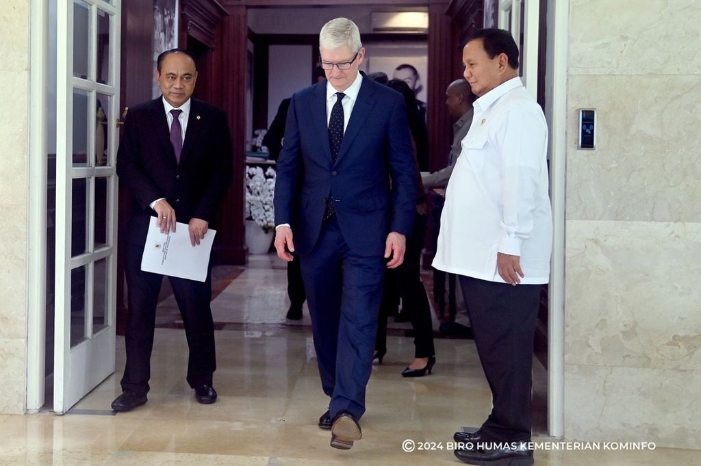 Apple CEO Tim Cook met with Defense Minister Prabowo Subianto at the Ministry of Defense in Jakarta on Wednesday (17/4/2024). Prior to that, on the same day, Cook met with President Joko Widodo at the Presidential Palace in Jakarta. Apple will build four academies, located in Bali, Batam, Surabaya, and Tangerang Selatan. The total investment value amounts to Rp 1.6 trillion.