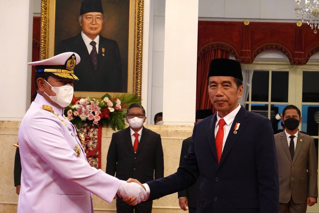 Presiden Joko Widodo memberikan selamat kepada Laksamana Yudo Margono sebagai Panglima TNI, Senin (17/12/2022). Presiden Jokowi, antara lain, meminta Panglima TNI menjaga netralitas TNI jelang Pemilu 2024.