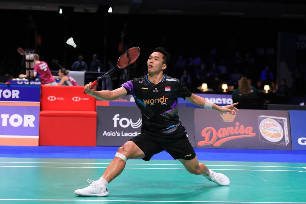 Jonatan Christie tersingkir pada babak kedua turnamen Denmark Terbuka. Dia dikalahkan pemain China, Lu Guang Zu, dengan skor 19-21, 21-8, 18-21 pada pertandingan di Jyske Arena, Odense, Kamis (17/10/2024).