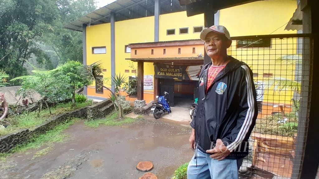 Sulastiman (62) berada di Rumah Plozok, di mana terdapat GOR latihan gulat yang dia dirikan di Desa Tulusbesar, Kecamatan Tumpang, Kabupaten Malang, Jawa Timur, Rabu (17/1/2024)