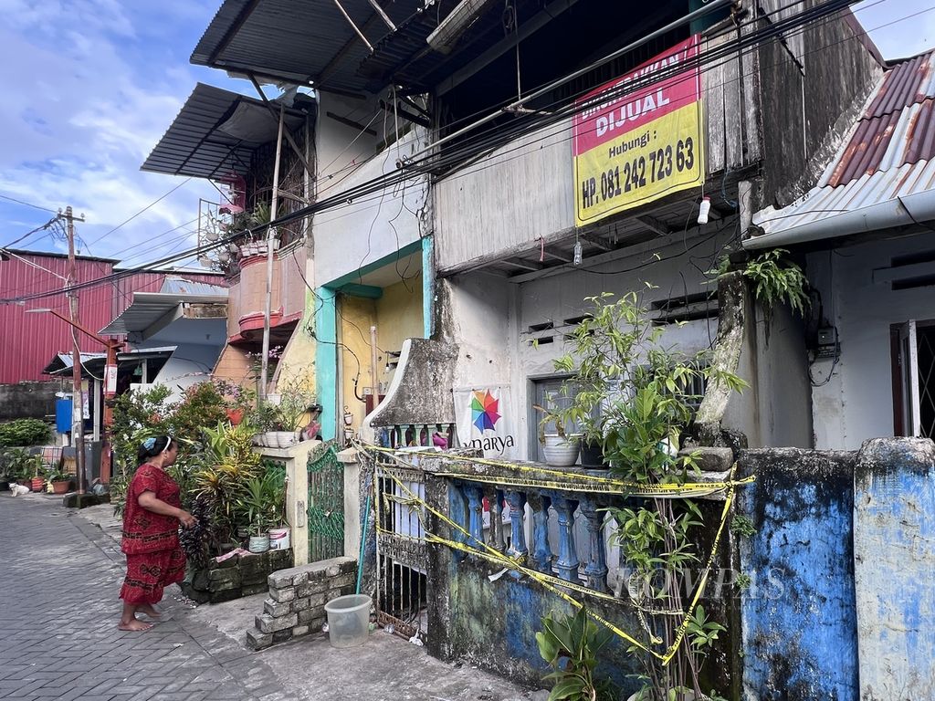 Rumah yang menjadi lokasi pembunuhan oleh seorang suami terhadap istrinya di Jalan Kandea, Makassar, Sulawesi Selatan, Senin (15/4/2024).