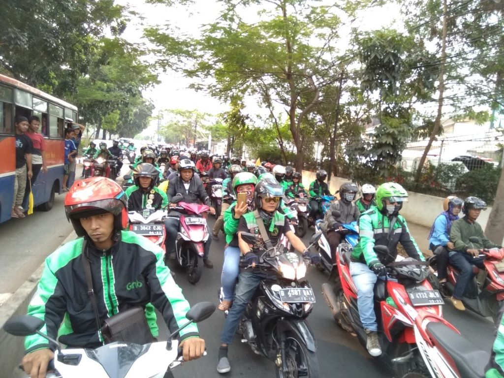 The online motorcycle taxi association will take action demanding an increase in fare fixing on Monday (23/7/2018).