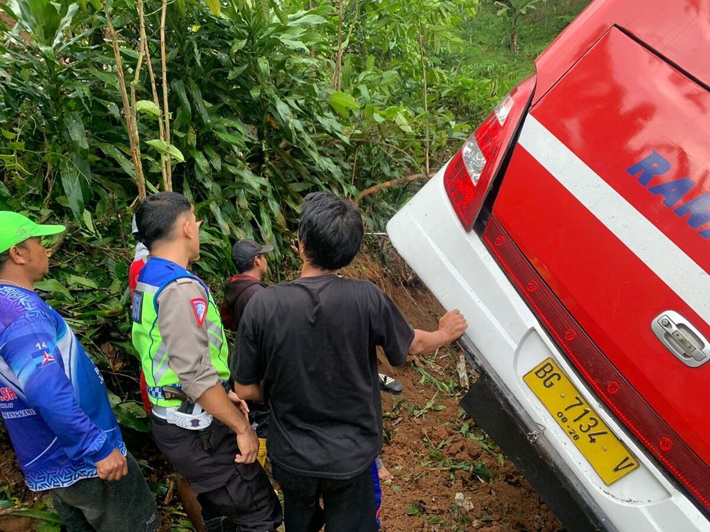 Sebuah bus antarkota antarprovinsi menabrak sepeda motor di jalan lintas barat Sumatera, tepatnya di Pekon Simpang Sari, Kecamatan Sumber Jaya, Lampung Barat, Lampung, Rabu (3/7/2024) 