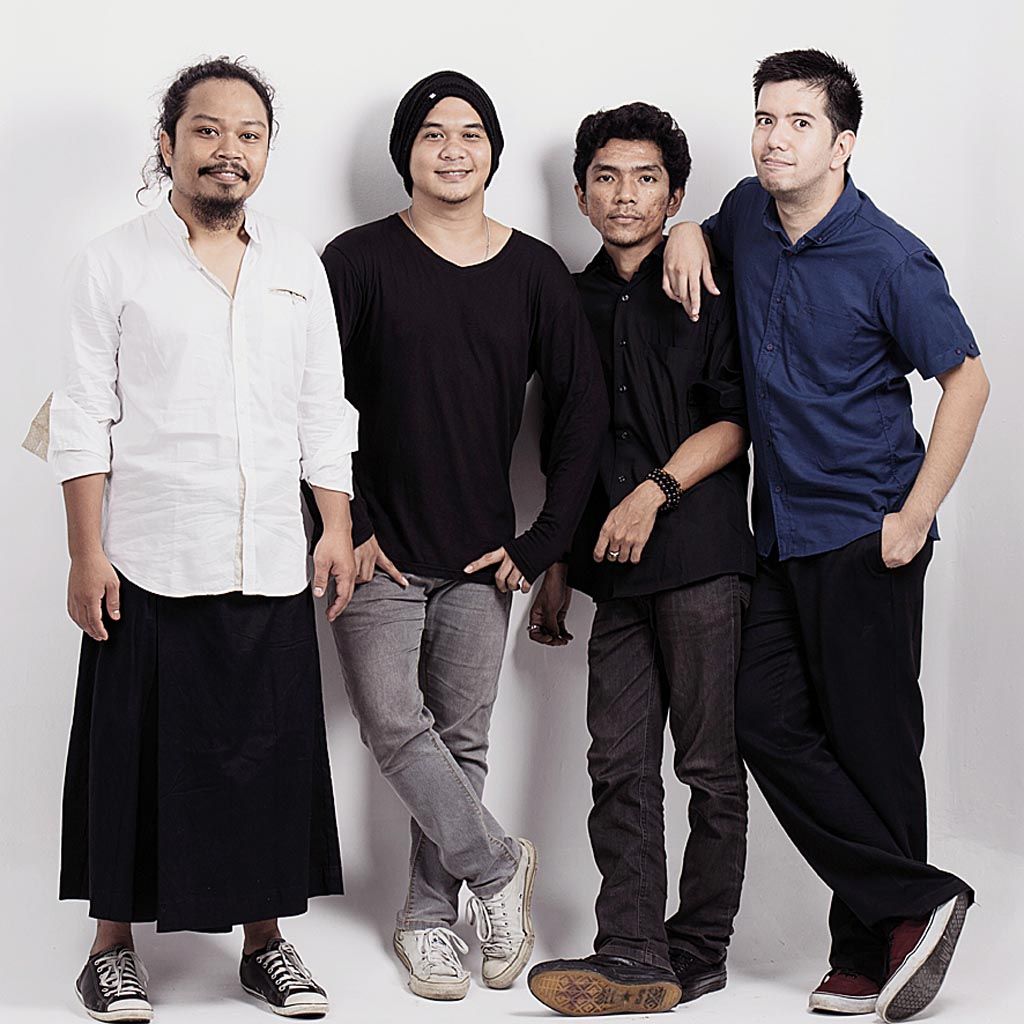 Band Payung Teduh; (dari kiri) Mohammad Istiqomah Djamad, Alejandro Saksakame, Ivan Penwyn, dan  Aziz Kariko.
