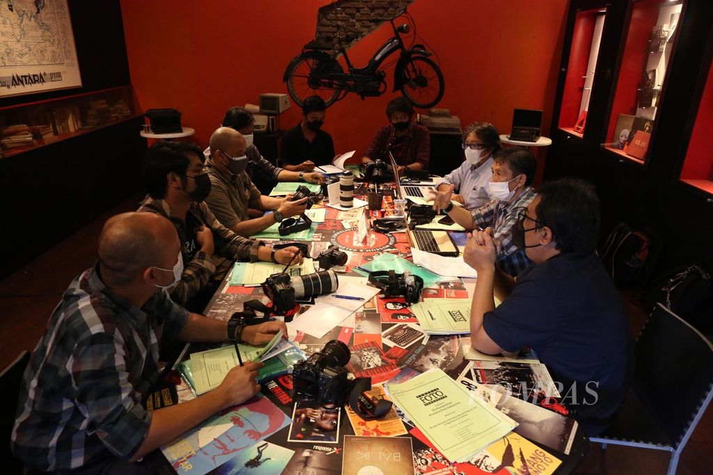 Wartawan foto mengikuti uji kompetensi wartawan yang diselenggarakan oleh organisasi Pewarta Foto Indonesia (PFI) di Galeri Foto Jurnalistik Antara, Jakarta, Maret 2022. 