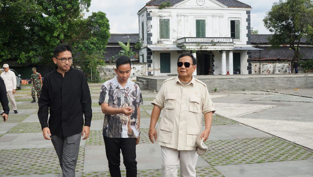 Menteri Pertahanan Prabowo Subianto (kanan) berjalan-jalan didampingi Pemimpin Pura Mangkunegaran KGPAA Mangkunegara X (kiri) dan Wali Kota Surakarta Gibran Rakabuming Raka (tengah) sewaktu berkunjung ke Pura Mangkunegaran, Kota Surakarta, Jawa Tengah, Selasa (24/1/2023).