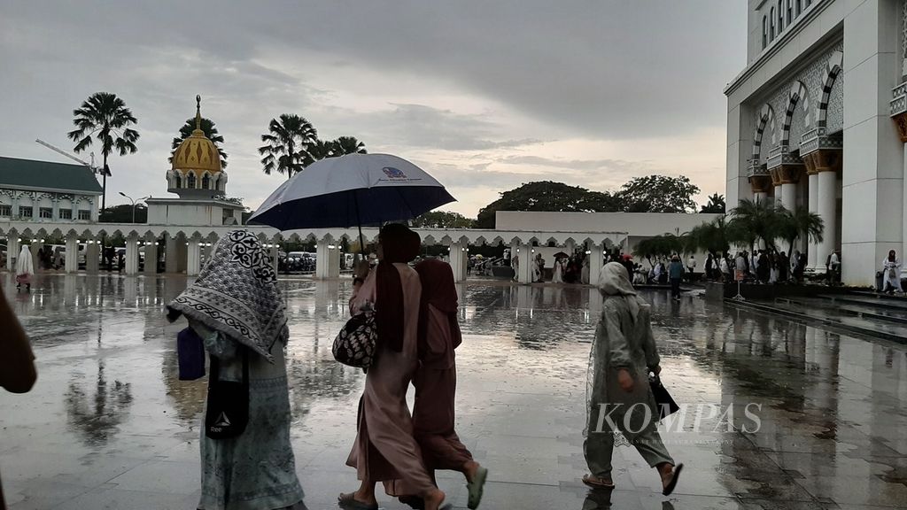 Warga datang ke lokasi shalat Idul Fitri di Pontianak, Kalimantan Barat, Sabtu (22/4/2023).