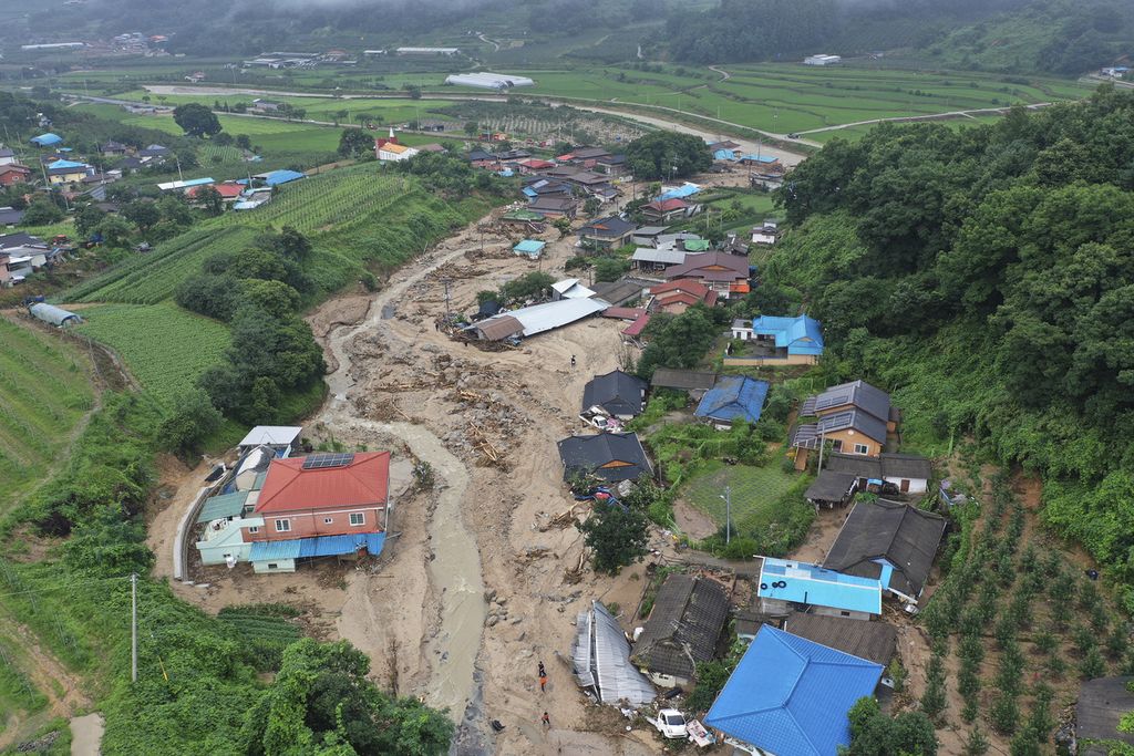 Puluhan rumah rusak akibat longsor di Yecheon, Korea Selatan, Minggu (16/7/2023), akibat hujan deras yang melanda wilayah tersebut.
