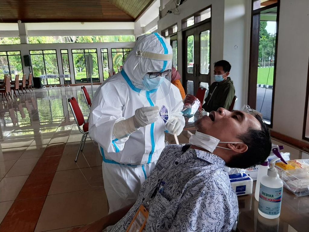 Seorang tenaga medis melakukan pengambilan sampel untuk tes usap PCR pada seorang aparatur sipil negara di lingkup Pemerintah Kabupaten Magelang, Jawa Tengah, Kamis (27/1/2022).