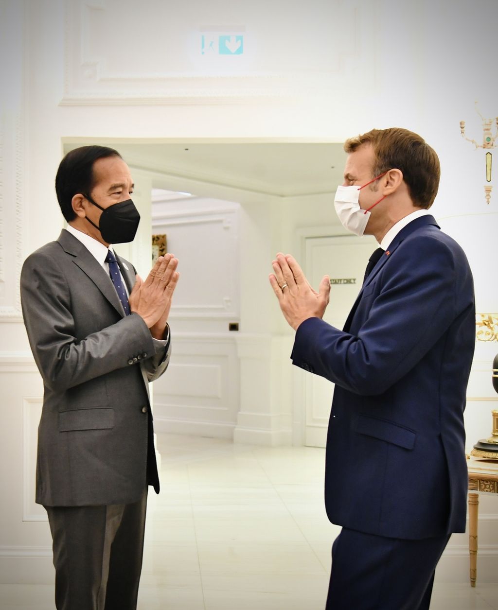 Dalam unggahan ucapan selamat di media sosial, Presiden Jokowi juga turut membagikan foto berdua antara Presiden Jokowi dan Macron saat mengadakan pertemuan bilateral di Hotel Splendide Royal, Roma, Italia, pada Sabtu, 30 Oktober 2021.