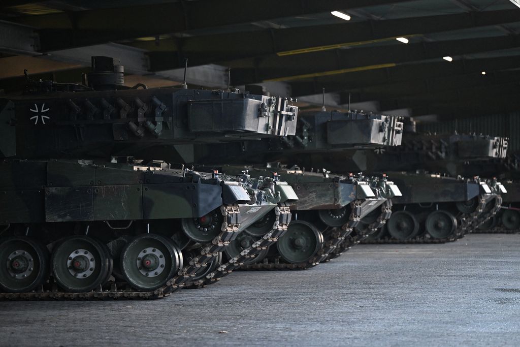 Tank Leopard 2 di Pusat Latihan Tempur Augustdorf, Jerman pada 1 Februari 2023. Tank-tank itu akan dikirimkan ke Ukraina