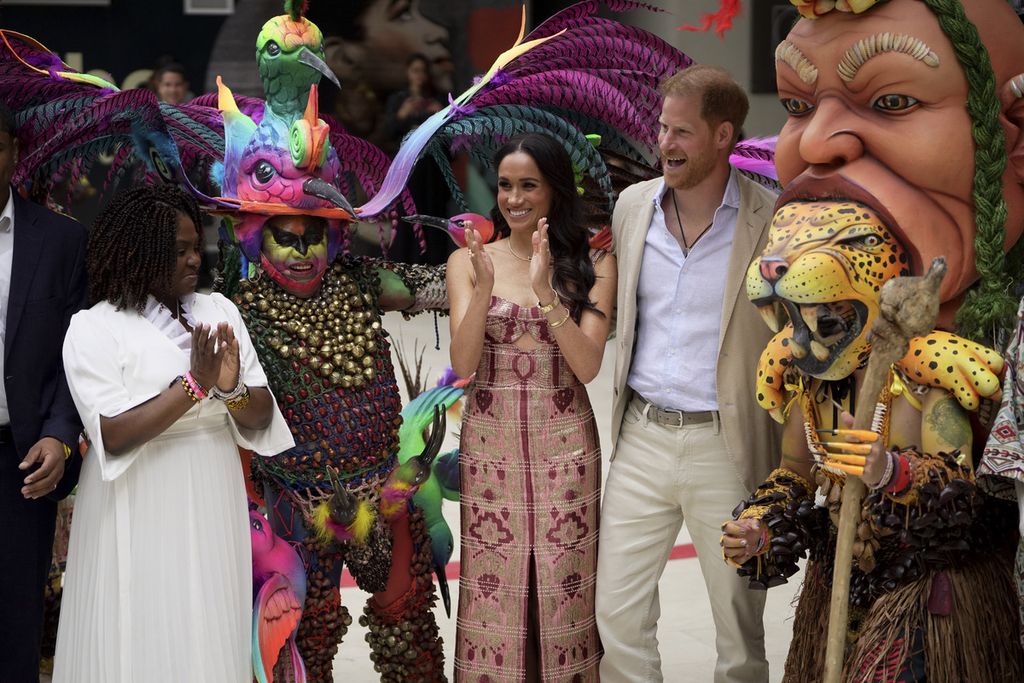 Pangeran Harry dan istrinya, Meghan Markle, hadir dalam upacara penyambutan yang digelar oleh Wakil Presiden Kolombia Francia Marquez di Pusat Kebudayaan Nasional Delia Zapata di Bogotat, Kolombia, pada Kamis (15/8/2024).