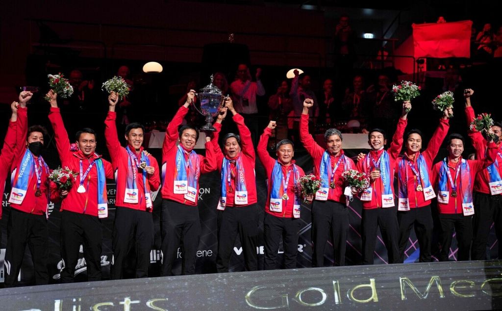 Pemain dan pelatih tim Indonesia merayakan gelar juara Piala Thomas 2020 seusai mengalahkan China dengan skor 3-0 pada babak final di Ceres Arena, Aarhus, Denmark, 17 Oktober 2021.
