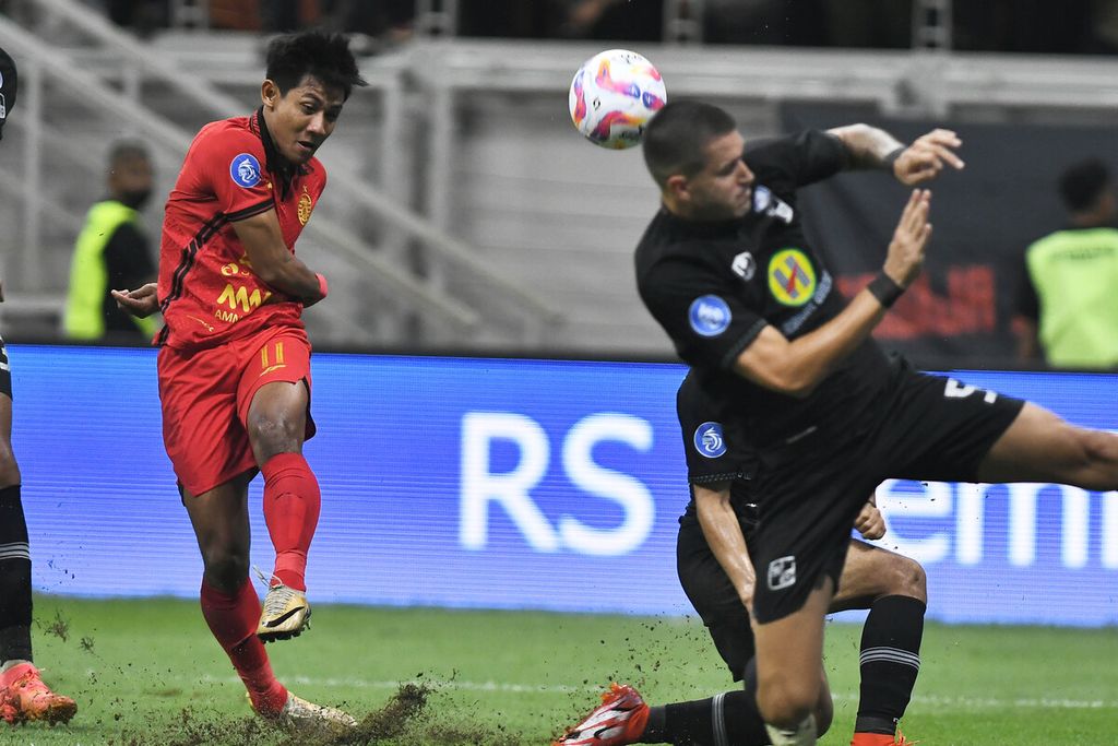 Pemain Persija Jakarta, Firza Andika (kiri), melakukan tendangan yang dihadang pemain Barito Putera, Chechu, pada pertandingan Liga 1 di Jakarta International Stadium (JIS), Jakarta Utara, Sabtu (10/8/2024). Persija menang dengan skor 3-0.