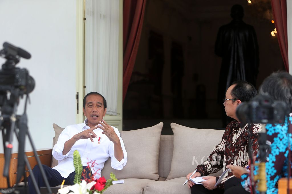 Presiden Joko Widodo saat wawancara dengan harian <i>Kompas</i> di Veranda Istana Merdeka, Jakarta, Minggu (14/8/2022). 