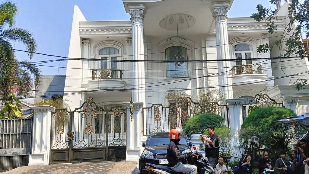 Suasana rumah di Jalan Kertanegara 73 A Kebayoran Baru, Jakarta Selatan, Kamis (26/10/2023). Rumah ini diduga sebagai <i>safe house </i>atau rumah aman Ketua KPK Firli Bahuri.