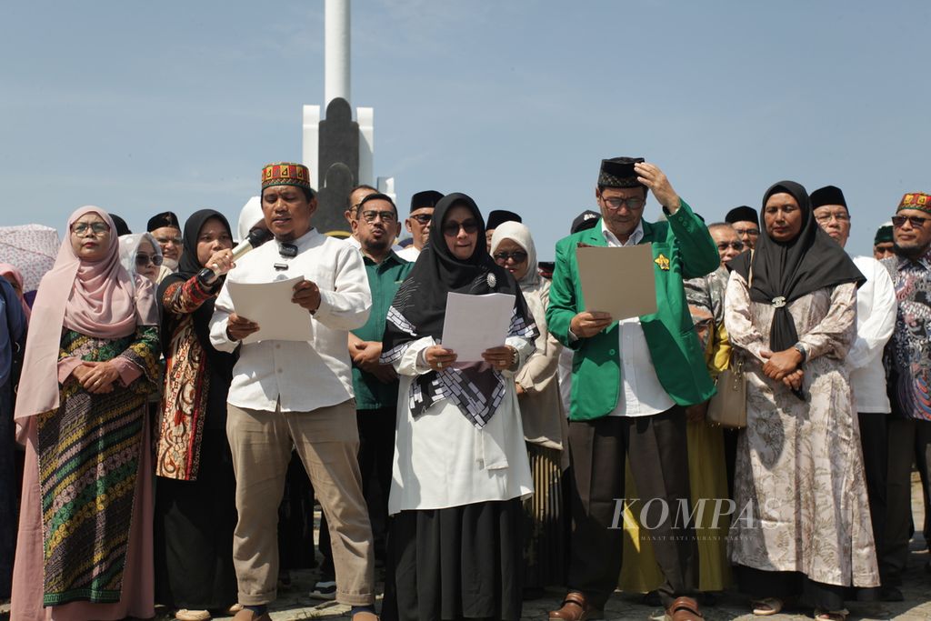Para guru besar dari Universitas Syiah Kuala Banda Aceh, Provinsi Aceh, menyampaikan sikap keprihatinan atas proses Pemilu 2024, Jumat (9/2/2024). 