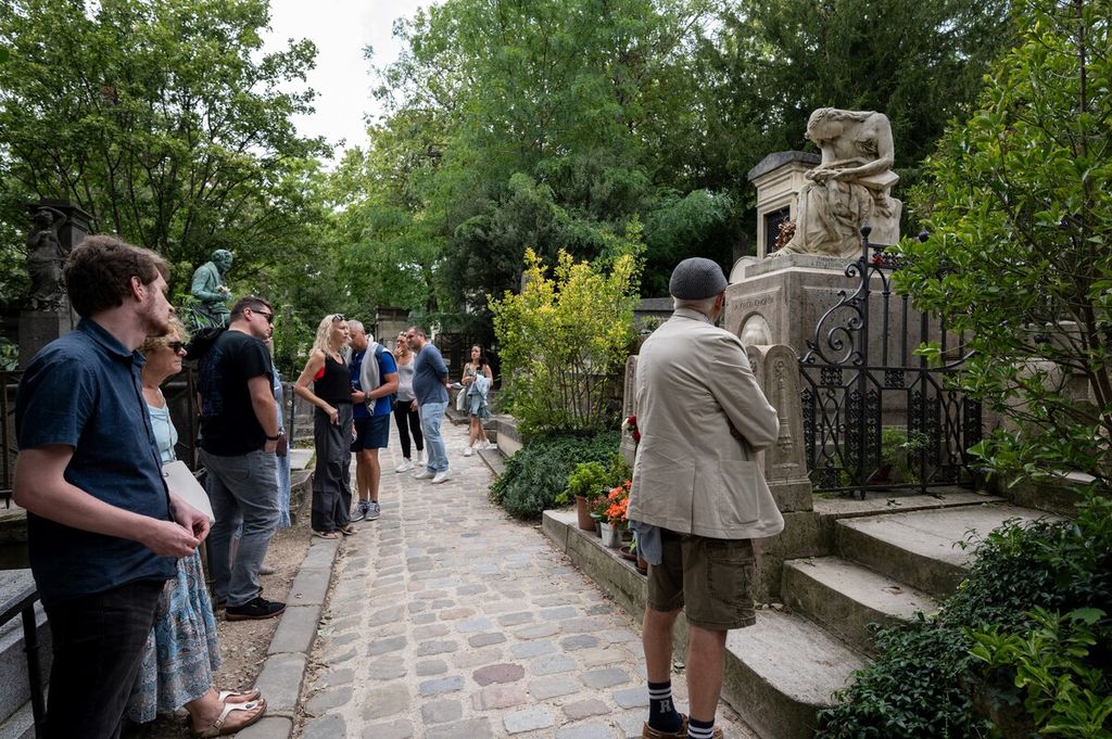 Sejumlah pengunjung berdiri di depan makam komposer terkenal Polandia Frederic Chopin yang dimakamkan di Pere Lachaise, Paris, Perancis, 8 Agustus 2023. 