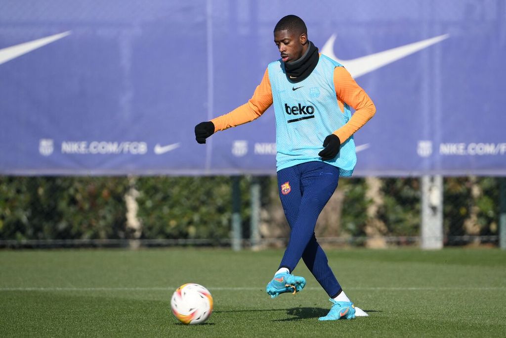 Penyerang Barcelona, Ousmane Dembele, mengikuti sesi latihan tim di fasilitas latihan Joan Gamper, Sant Joan Despi, dekat Barcelona, Spanyol, 22 Januari 2022.