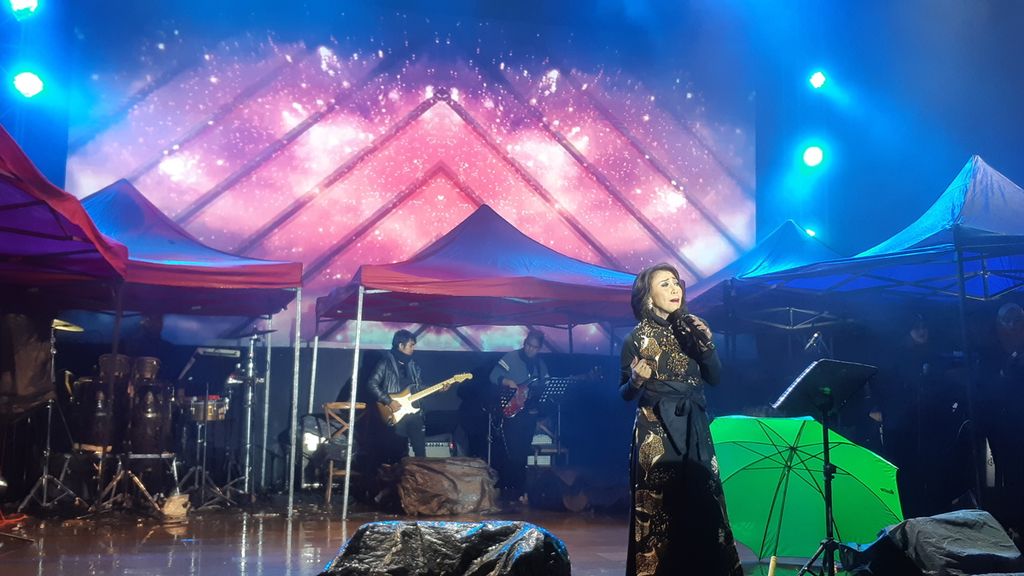 Trie Utami tampil di konser Bromo Xtravaganza, Sabtu (10/9/2022). Acara yang berlangsung di Plataran Bromo, Pasuruan, itu digelar oleh Plataran Indonesia. 
