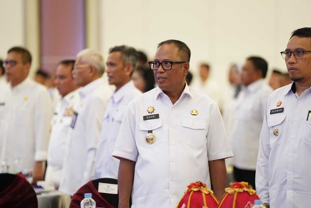 Penjabat Bupati Muna Barat Bahri mengikuti deklarasi netralitas ASN di Kendari, Sulawesi Tenggara, Rabu (15/11/2023), menjelang Pemilu 2024. Bahri dan Penjabat Bupati Konawe Harmin Ramba dilaporkan ke Bawaslu karena dianggap tidak netral.