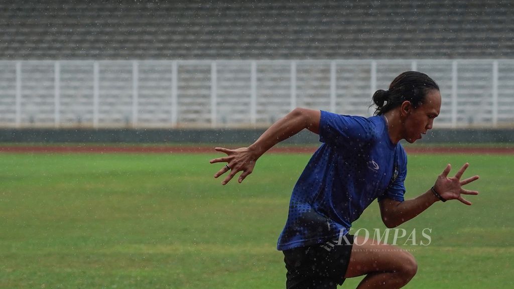 Sprinter muda Valentin Vanesa Lonteng berlari di tengah hujan saat berlatih di pelatnas atletik di Stadion Madya Gelora Bung Karno, Jakarta, Kamis (21/4/2022). Dalam usia 17 tahun, Valentin menjadi andalan Indonesia di nomor lari 100 meter putri pada SEA Games Vietnam 2021.