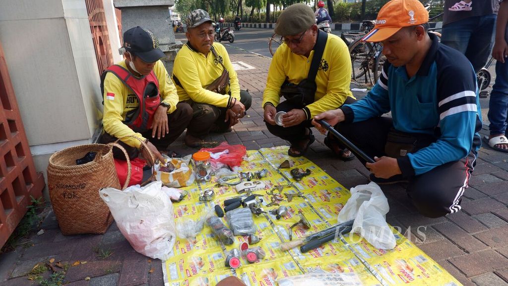 Beberapa pegiat sepeda tua atau sepeda ontel melihat onderdil sepeda yang dijual rekannya saat mereka kumpul bareng di Jalan Jenderal Sudirman, Kota Banjarmasin, Kalimantan Selatan, Minggu (24/9/2023). 