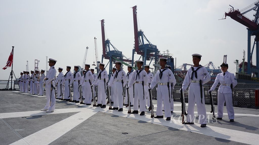 Pasukan Bela Diri Maritim Jepang (JMSDF) dan skuadron latih singgah di Jakarta International Container Terminal (JICT), Pelabuhan Tanjung Priok, Jakarta Utara, sejak Senin hingga Kamis (4-8/6/2018).