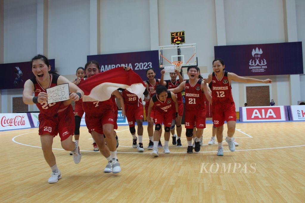 Tim bola basket putri Indonesia merayakan kemenangan sempurna seusai mengalahkan Singapura, 86-39, pada laga terakhir bola basket putri SEA Games Kamboja 2023 di Morodok Techo National Stadium, Phnom Penh, Minggu (14/5/2023). Indonesia meraih medali emas dengan memetik enam kemenangan dari enam laga. 