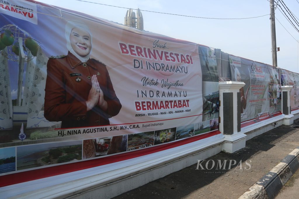 Spanduk bergambar Bupati Indramayu Nina Agustina tampak di depan Pendopo Indramayu, Jawa Barat, Jumat (16/9/2022). Sinyal ketidakharmonisan Nina dengan Wakil Bupati Indramayu Lucky Hakim kembali mencuat.