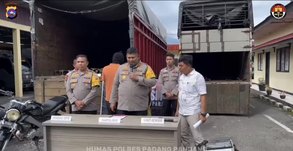 Kepala Polres Padang Panjang Ajun Komisaris Besar Kartyana Widyarso Wardoyo Putro (tengah) menjelaskan kronologi penangkapan dua tersangka pencurian rel kereta Ombilin di Polres Padang Panjang, Sumatera Barat, Kamis (10/10/2024).