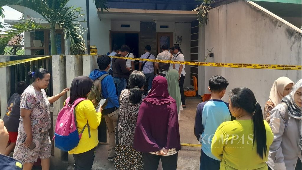 Warga menyaksikan proses identifikasi polisi di rumah sewa korban bunuh diri keluarga di Dusun Borobugis, Desa Saptorenggo, Kecamatan Pakis, Kabupaten Malang, Jawa Timur, Selasa (12/12/2023).
