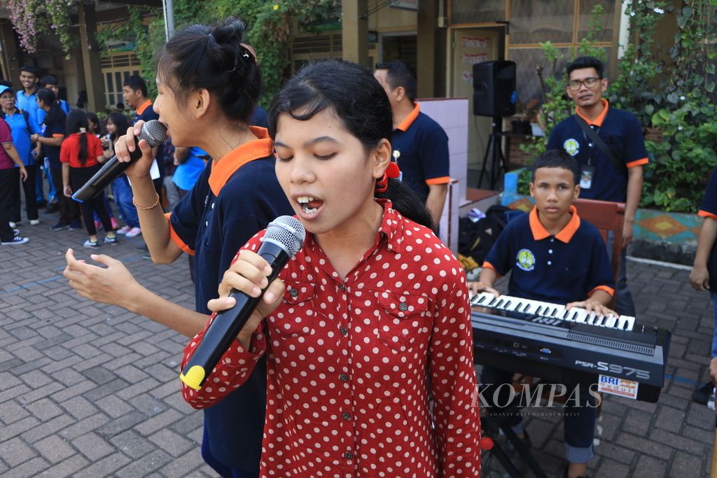 Anak tunanetra dari Sekolah Luar Biasa-A Yayasan karya Murni bernyanyi dalam kampanye "Kami Membunyikan Lonceng" di SD Antonius 1 dan 2, di Medan, Sumatera Utara, Sabtu (9/9/2023). Kampanye itu dilakukan untuk menarik perhatian dunia pada pendidikan anak dengan disabilitas.