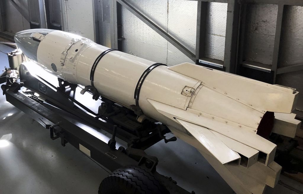 Foto yang diambil pada 22 Oktober 2022 memperlihatkan salah satu rudal udara ke udara (air to air missile) bernama The Douglas Genie yang saat ini tersimpan di Museum Angkatan Udara di Dover, Delaware, Amerika Serikat. Meski terbilang kecil, rudal yang bertugas pada era 1960-an mampu membawa hulu ledak nuklir seberat 1,5 kiloton, memiliki daya ledak setara 1000 bom TNT.