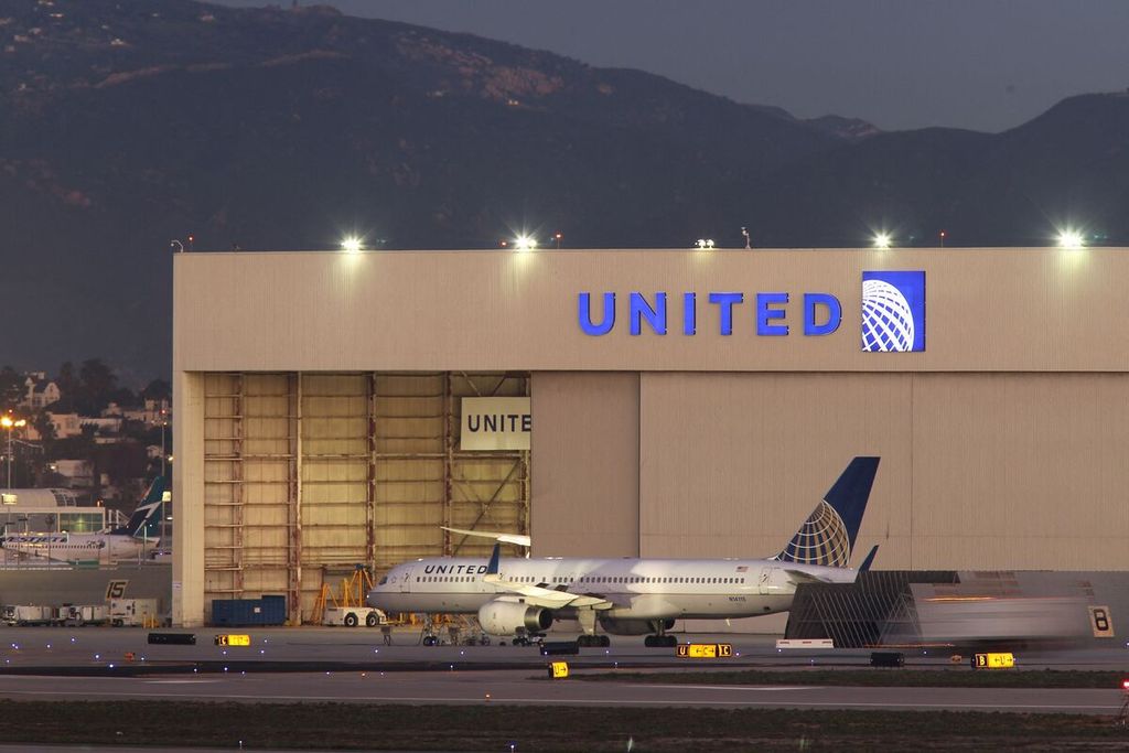 Foto yang diambil pada Kamis (17/1/2013) ini tampak sebuah Boeing 757 yang dioperasikan United Airlines tengah diparkir di dekat hanggar United. Sebuah Boeing 757 yang dioperasikan United Airlines mengalami insiden pada Senin (8/7/2024). Roda pendarat pesawat itu jatuh setelah lepas landas dari Bandara Internasional Los Angeles.