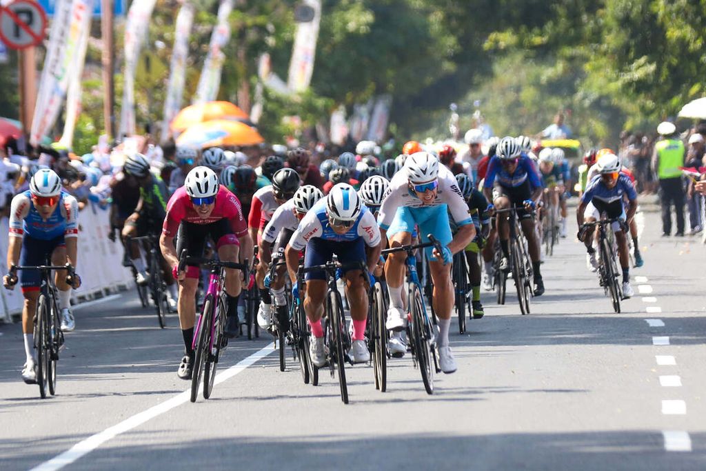 Several cyclists compete to cross the finish line in the first stage of the 2024 International Tour De Banyuwangi Ijen (ITDBI) championship in Banyuwangi, East Java, Monday (22/7/2024).