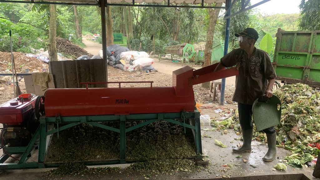Petugas UPT TPA Cipeucang sedang mencacah sampah organik yang dijadikan sebagai pakan maggot di tempat pembudidayaan milik UPT TPA Cipeucang, Tangerang Selatan, Selasa (14/3/2023).