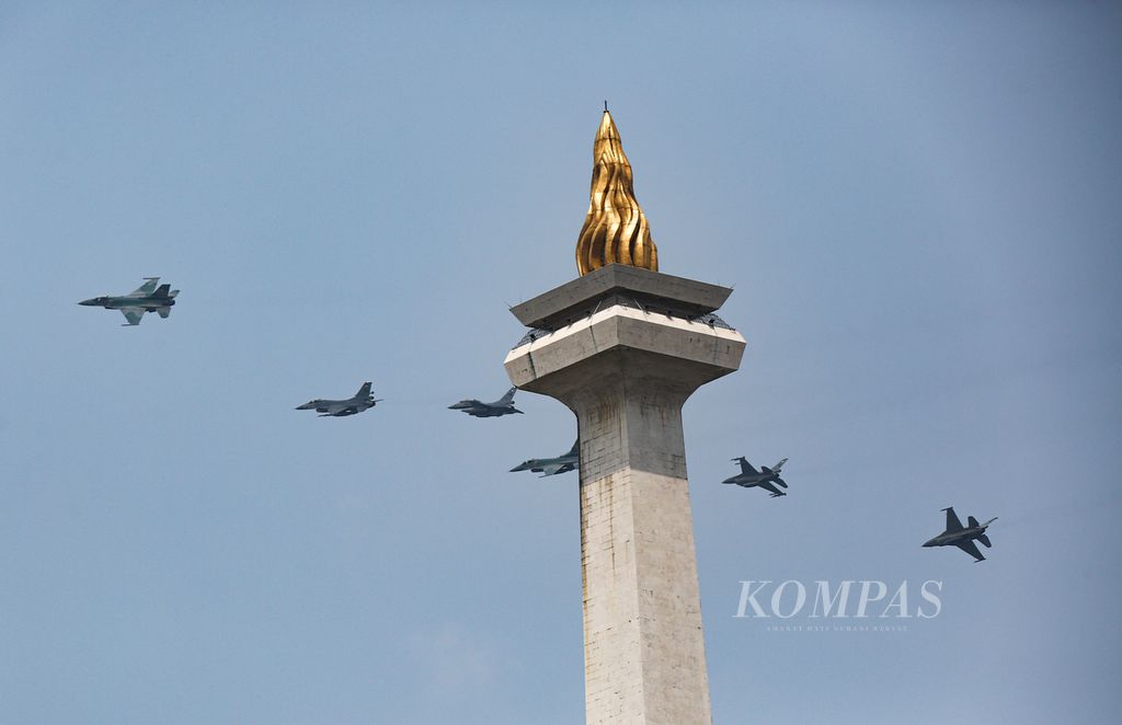 Formasi pesawat tempur F16 TNI Angkatan Udara melintas di atas Istana Merdeka dan Monumen Nasional saat upacara peringatan detik-detik Proklamasi di Jakarta, Selasa (17/8/2021). Atraksi delapan pesawat temput di atas langit Jakarta tersebut merupakan bagian dari peringatan HUT Ke-76 Republik Indonesia.