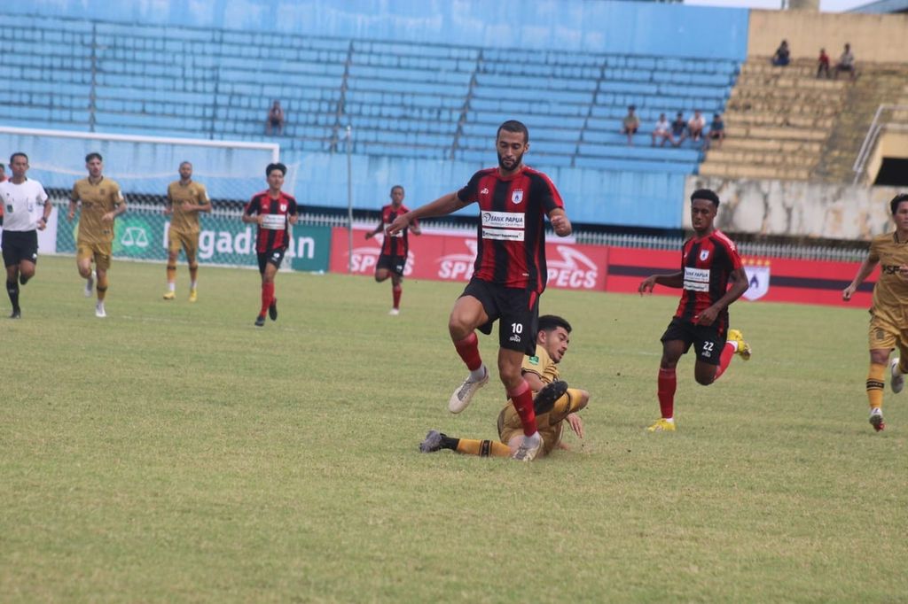 Tim Persipura Jayapura melawan tim tamu Persiba Balikpapan di Stadion Mandala di Kota Jayapura, Papua, Jumat (22/9/2023). Persipura ditahan imbang dengan skor 1-1 dalam laga ini.