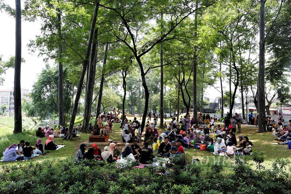 Pengunjung berwisata di Tebet Eco Park, Tebet, Jakarta Selatan, saat mengisi libur hari raya Waisak, Senin (16/5/2022). Taman seluas 7,3 hektar yang baru pada akhir April lalu diresmikan penggunaannya tersebut saat ini menjadi salah satu destinasi favorit bagi warga Jakarta untuk berwisata.