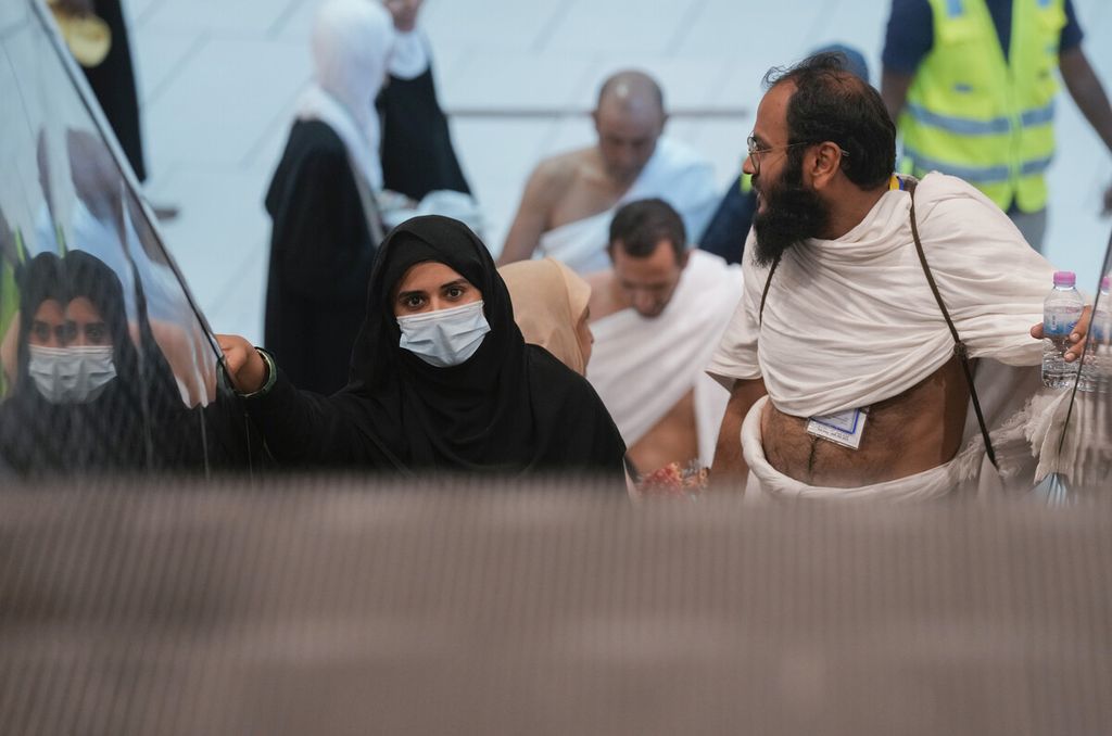 Jemaah haji menaiki eskalator saat meninggalkan Masjidil Haram di Mekkah, Arab Saudi, Rabu (6/7/2022). 