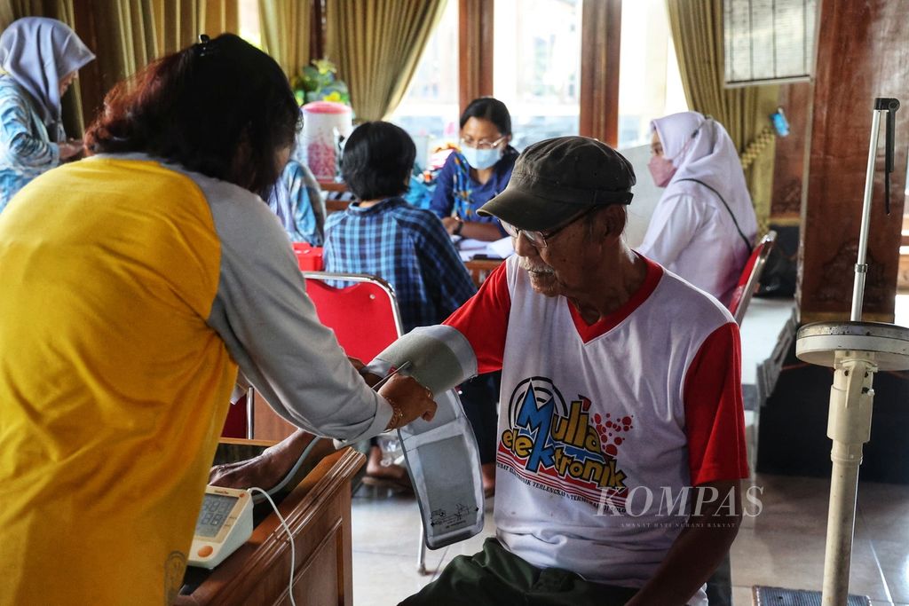 Warga lanjut usia (lansia) menerima suplemen vitamin saat mengikuti kegiatan posyandu lansia di Kantor Kelurahan Tipes, Serengan, Surakarta, Jawa Tengah, Selasa (9/1/2024). 