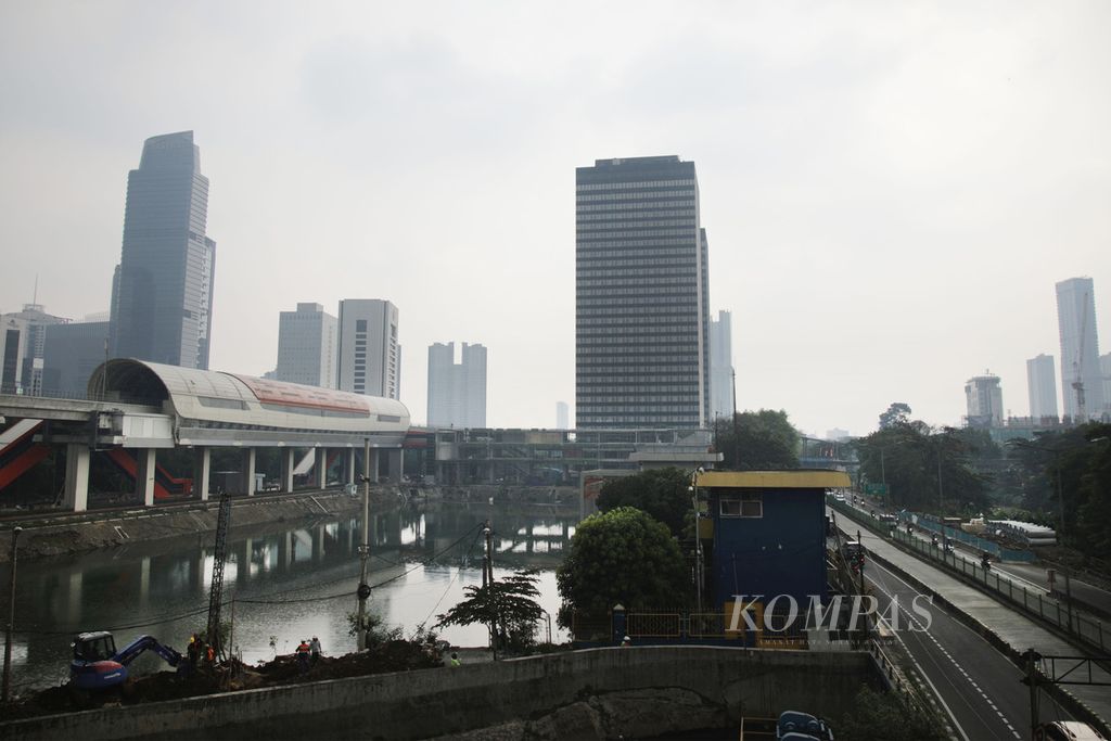 Pembangunan Serambi Temu Dukuh Atas, Jakarta, Kamis (22/9/2022). Serambi ini terintegrasi dengan Stasiun LRT Dukuh Atas, halte Transjakarta, dan Stasiun Kereta Sudirman. Serambi Dukuh Atas merupakan bagian dari pengembangan <i>transit oriented development</i> (TOD). 