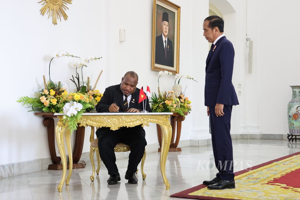 Perdana Menteri Papua Niugini James Marape mengisi buku tamu dalam kunjungannya ke Istana Kepresidenan Bogor, Jawa Barat, Senin (15/7/2024) pagi.