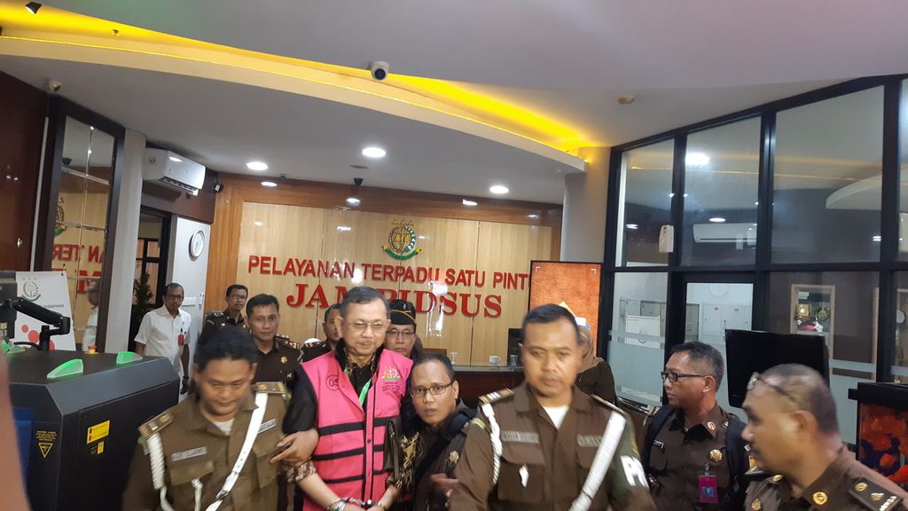 Mantan Direktur Utama PT Asuransi Jiwasraya (Persero) Hendrisman Rahim keluar dari gedung Jaksa Agung Muda Tindak Pidana Khusus Kejaksaan Agung dengan mengenakan baju tahanan, Selasa (14/1/2020) sore. Ia menjadi tersangka dalam kasus dugaan korupsi di Jiwasraya