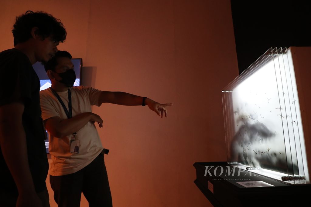 Pengunjung mengamati karya yang ditampilkan dalam pameran bertajuk ”Re-Identify” di Bentara Budaya Jakarta, Kamis (13/7/2023). Pameran ini menampilkan karya dari 34 peserta program Laboratorium NFT Bentara Budaya dan sejumlah seniman undangan. 