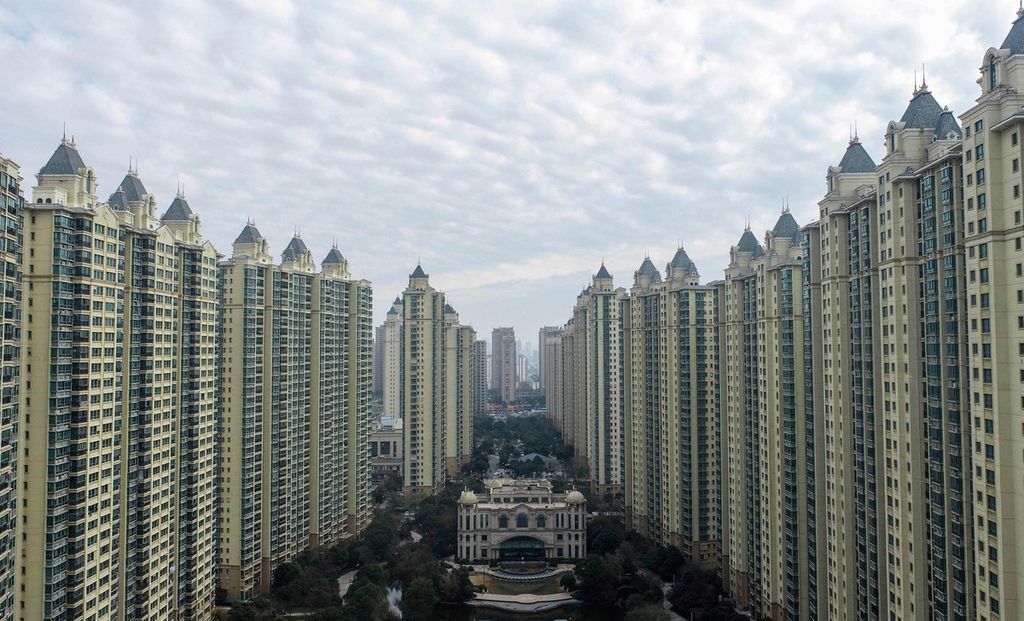 Foto udara yang diambil pada 3 Desember 2022 memperlihatkan puluhan menara hunian yang dibangun oleh pengembang real estate China, Evergrande, di Huaian, Provinsi Jiangsu, China. 