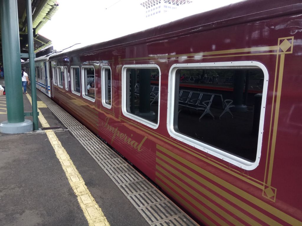 Kereta Wisata Imperial yang dijadikan satu rangkaian dengan KA Argo Parahyangan tujuan Bandung di Stasiun Gambir, Jakarta (26/6)