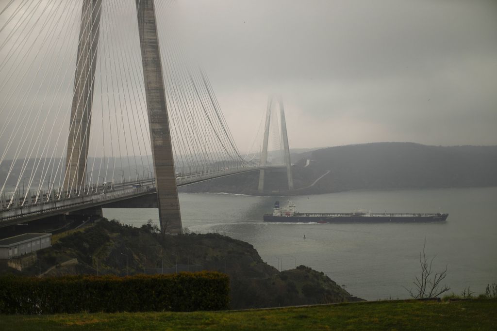 Kapal tanker SCF Samotlor pada Selasa (1/3/2022) berlayar melintas di bawah Jembatan Yavuz Sultan Selim yang membentang di atas Selat Bosporus. Tanker itu berangkat dari Pelabuhan Novorossiysk di Rusia.