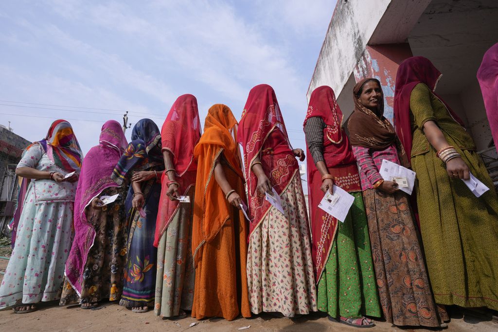 Perempuan mengantre untuk menggunakan hak suara mereka di Desa Chachiyawas, dekat Ajmer, India, November 2023.